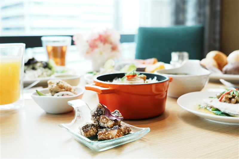 南港老爺行旅Soft Kitchen首推出周末限定早午餐Buffet，免千元即可享海陸烏魚料理，是高CP值的飯店吃到飽新選擇。（圖／飯店旅宿業者提供）