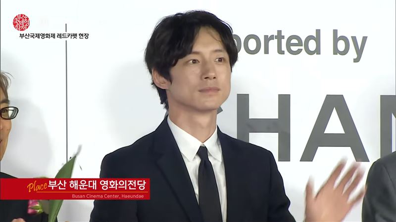坂口健太郎爆劈腿後首露面。（圖／翻攝自hello tv news YouTube）