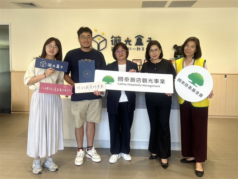 國泰飯店觀光事業前往「微光盒子」關懷探視，並致贈中秋禮盒，分享節慶溫暖。（圖／飯店旅宿業者提供）