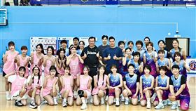 新聞盃女生記者隊交手小龍女啦啦隊，運動部政務次長鄭世忠擔任開球嘉賓。（圖／大會提供） 