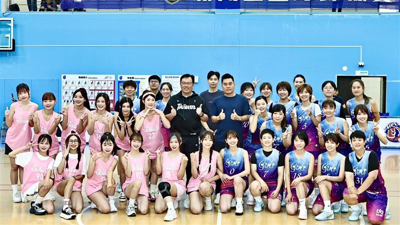 新聞盃女生記者隊交手小龍女啦啦隊，運動部政務次長鄭世忠擔任開球嘉賓。（圖／大會提供）