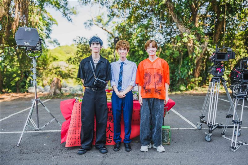 張鈞嘉（左起）、禾雁凱、鄭彫秦主演《轉過頭幫你擦眼淚 Smile After Tears》。（圖／踢帕娛樂提供）