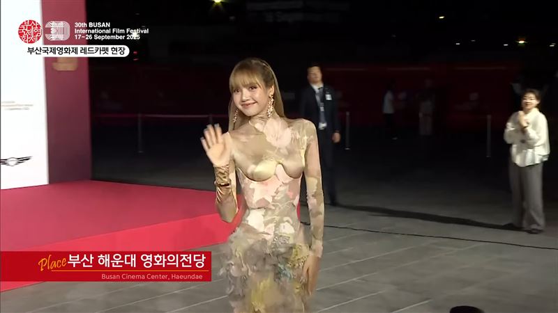 Lisa登紅毯。（圖／翻攝自hello tv news YouTube）