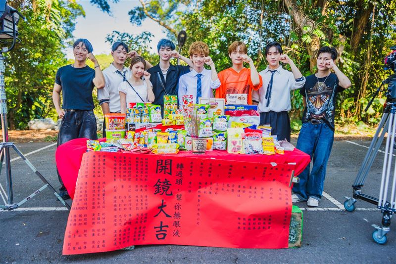 陳泊澈（左起）、張棋富、林書蘊、禾雁凱、張均嘉、鄭彫秦、陳俊希、唐立杰出席開鏡。（圖／踢帕娛樂提供）
