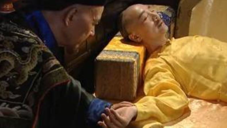 雍正從發病到過世只有短短72小時，他的死因成為後世史家長久探討的謎題。（影視示意圖／翻攝自微博）