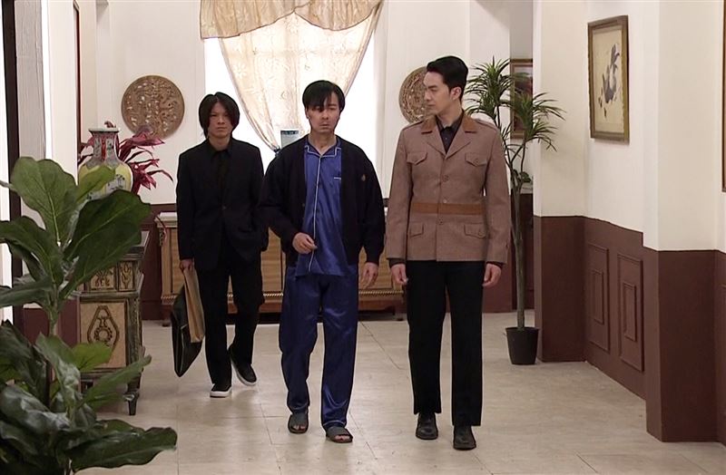張雁名（右起）幫助尹昭德洗刷冤屈。（圖／台視提供）