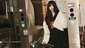 TOMMY JEANS攜手品牌大使兼時尚偶像張員瑛，在紐約市拍攝TOMMY JEANS 2025秋季形象廣告。（圖／品牌業者提供）