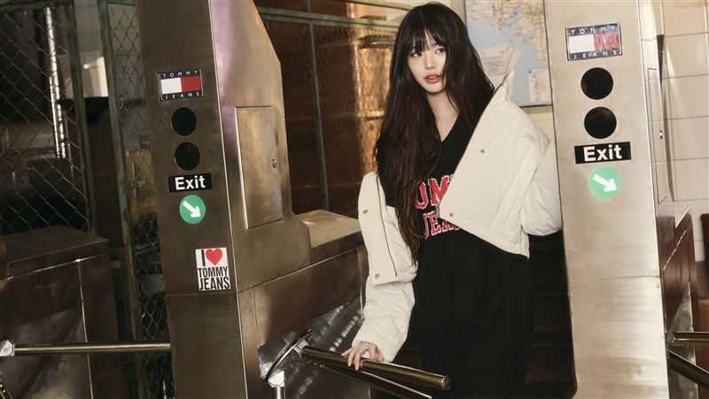 穿上TOMMY JEANS　張員瑛完美詮釋酷感