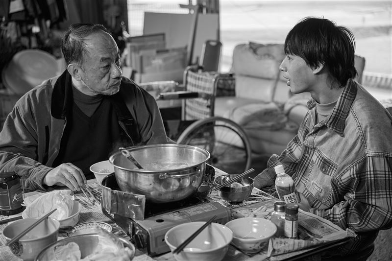 洪毓璟（右）、王自強演出《夾縫人生》。（圖／公視台語台提供）