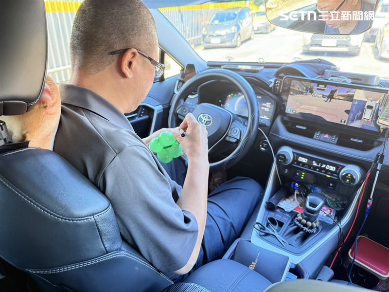 等候考照的日子裡，他先去開娃娃車接送學童，拿出過去學會的摺氣球技巧，變出「小狗、光劍、烏龜戒指」讓孩子們破涕為笑。（圖／記者李育道攝影）