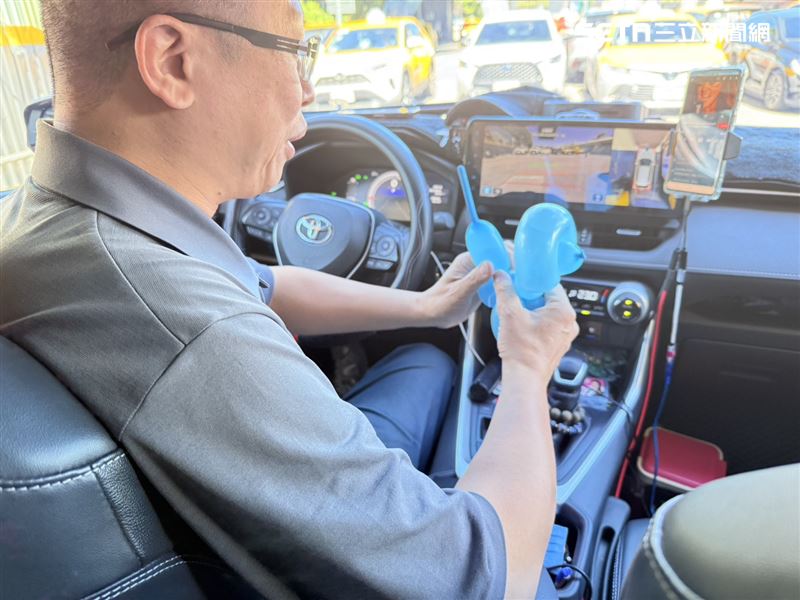 賴大哥正日加入55688台灣大車隊後，他發現社會上孩子在公共交通工具上常常成為外界眼光的箭靶。哭鬧、吵鬧，往往讓家長既緊張又不好意思，「有時候媽媽剛上車就先不停道歉」他心疼也理解，因此拿出自備「密技」氣球魔法。（圖／記者李育道攝影）