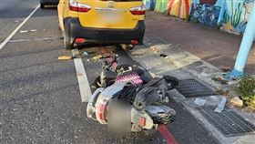 花蓮市區今天（17日）清晨5時許發生一起重大車禍事故，鍾姓婦人（77歲）騎車行經果菜市場旁路口左轉時，遭一輛直行疾駛的警車撞上，婦人連人帶車噴飛撞上停在對向一輛計程車，且受困卡在車底，救護人員到場時，婦人全身腿部骨折、無呼吸心跳，經送醫急救目前恢復生命跡象，但仍在加護病房救治。