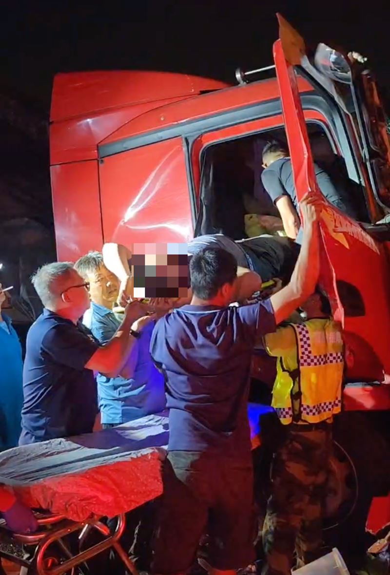 砂石車撞上大貨車後車頭變形，駕駛右腳疑似骨折送醫。（圖／翻攝畫面）