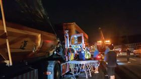 國道3嚴重車禍！3大車撞成團「車頭變形2人受困」急送醫