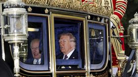 川普與查爾斯國王一同乘坐馬車遊行。（圖／美聯社／達志影像）