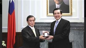 AIT近日拋出台灣主權未定論，16年前日本駐台灣代表齋藤正樹，在台灣做過同樣的主張，但是遭到了當時馬英九政權的嚴厲打壓，被迫辭官。（圖／翻攝自矢板明夫臉書）