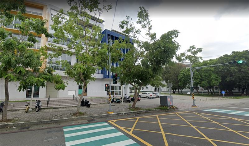 男子17日上午身體不適拒就醫，下午就被發現陳屍草地。（圖／翻攝自Google Maps）