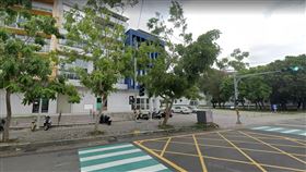 男子17日上午身體不適拒就醫，下午就被發現陳屍草地。（圖／翻攝自Google Maps）