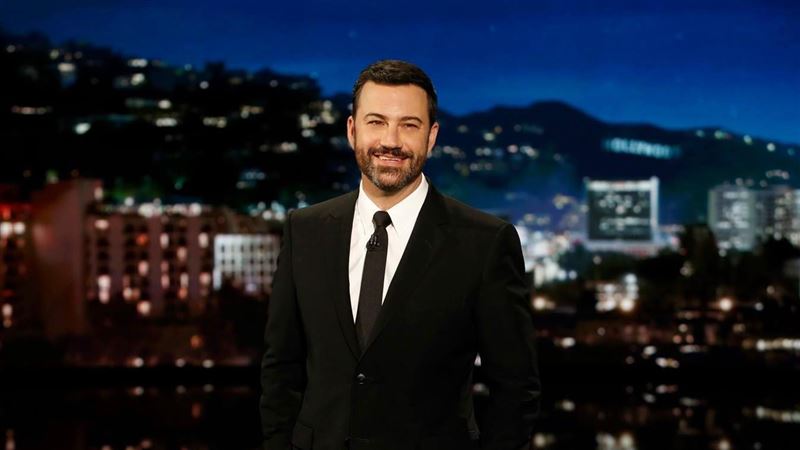 吉米金摩（Jimmy Kimmel）在最新播出的節目中，戲稱第一夫人梅蘭妮亞（Melania Trump）即將成為「寡婦」，不料兩天後川普竟在白宮記者協會晚宴真的遭遇槍擊。（圖／翻攝自Jimmy Kimmel Live臉書）