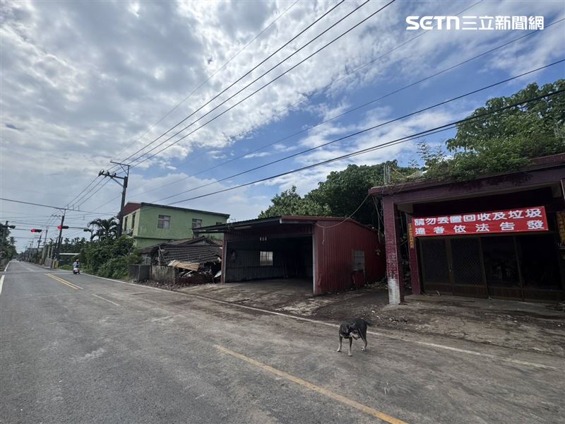 屏東米奇屋原本髒亂不堪，11名清潔隊員花5小時清出13.8噸垃圾。（圖／翻攝畫面）
