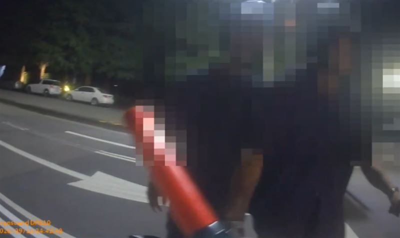 男大生酒駕返家途中見到警車嚇壞，停在路中間熄火，由後座乘客滑到前座變駕駛。(圖／翻攝畫面)