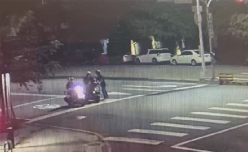 酒駕男騎機車互換位置，被後方警方識破，攔查兩人接受酒測。(圖／翻攝畫面)