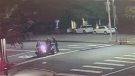 男大生酒駕，見警車嚇壞，熄火裝路人，好友往前滑變駕駛(圖／翻攝畫面)