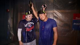 小熊晉級季後賽，鈴木誠也、今永昇太互噴香檳。（圖／翻攝自小熊推特）