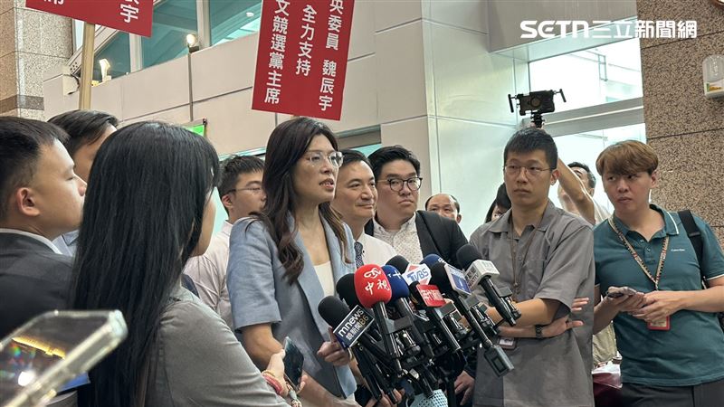 鄭麗文登記參選國民黨主席受訪。（圖／記者詹宜庭攝影）