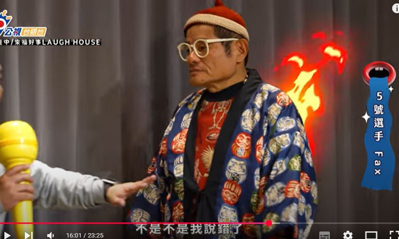 許效舜則滿臉不可置信，立刻雙手一攤，急著撇清喊話：「哎唷！拜託，我哪有那麼醜啦！」。（圖／翻攝自Talk Talk秀台語 全民練喙花YT）