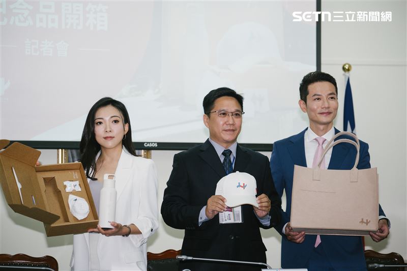 14年國慶大會小物，國慶大會雙主持人中天新聞林嘉源主播、高雄市議員白喬茵、大會處羅正杰執行副處長介紹今年國慶紀念品。（圖／記者楊士誼攝影）