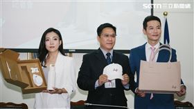 14年國慶大會小物，國慶大會雙主持人中天新聞林嘉源主播、高雄市議員白喬茵、大會處羅正杰執行副處長介紹今年國慶紀念品。（圖／記者楊士誼攝影）