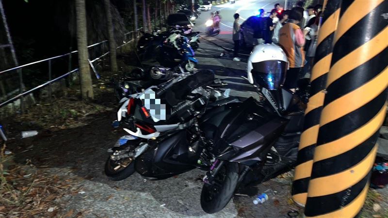 台中山道猴出沒！過彎慘摔鏟倒一整片機車