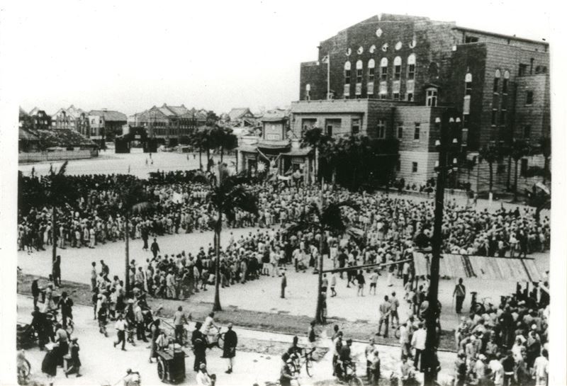 10月25日臺灣光復節成話題，80年前日本在台北投降照片震撼曝光。圖為 1945年10月25日，日本投降典禮。中山堂外。（圖／台北市中山堂提供）