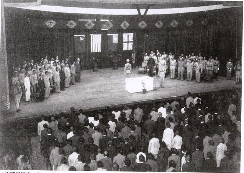 10月25日臺灣光復節成話題，80年前日本在台北投降照片震撼曝光。圖為 1945年10月25日，日本投降典禮。中山堂內。（圖／台北市中山堂提供）