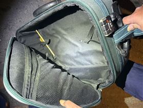 新北,華中橋,行李箱,機車騎士。（圖／翻攝畫面）