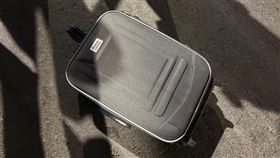 新北,華中橋,行李箱,機車騎士。（圖／翻攝畫面）