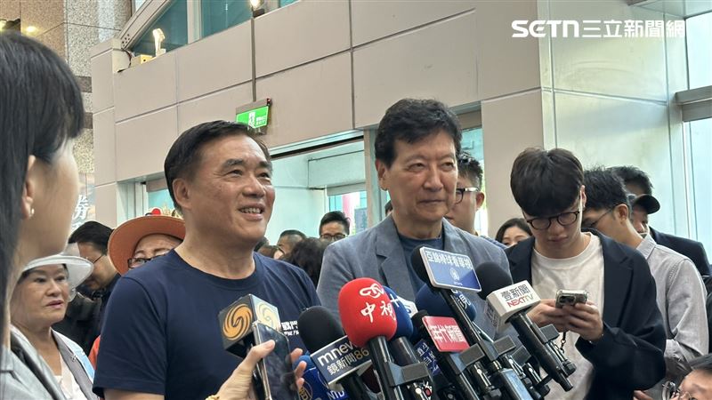 郝龍斌領表參選國民黨主席 趙少康:投郝等於投我 郝龍斌(左)今日在趙少康(右)陪同下赴黨中央領表。(圖/記者詹宜庭攝影)