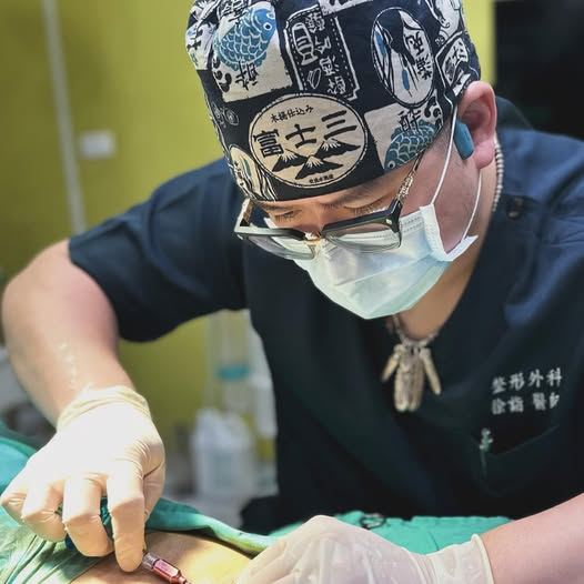 整型外科醫師徐詣提醒，慎選醫師和診所，同時先做功課了解治療方式很重要。。（圖／萊佳形象美學診所提供）