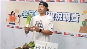 郭先生靠著與旅行社合作，加入觀光體驗活動，讓芋頭園轉虧為盈。（圖／1111人力銀行提供）