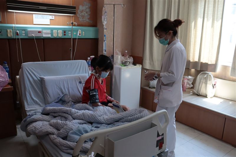 9歲的黃姓女童感染A型流感,小腿持續疼痛,7天後竟痛到無法行走。(圖/翻攝自衛福部彰化醫院臉書)