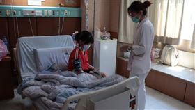 9歲的黃姓女童感染A型流感，小腿持續疼痛，7天後竟痛到無法行走。（圖／翻攝自衛福部彰化醫院臉書）