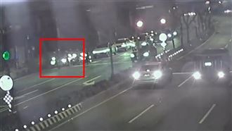 華中橋上掉落行李箱　騎士被砸瞬間畫面曝