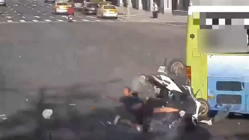 北市機車擦撞公車！男騎士噴飛骨折畫面曝
