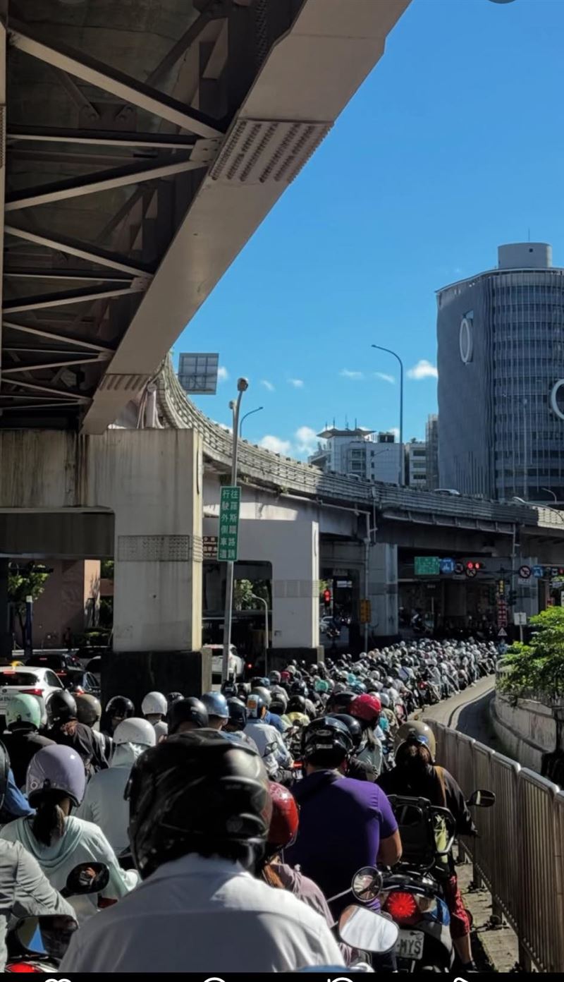汪潔民貼出照片寫道，「只是等紅燈嘛」。（圖／翻攝自汪潔民臉書）
