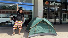 工程師黃先生連續兩年參加台灣大的首賣會，iPhone「頭香」的位置再度被他搶下。（圖／台灣大提供）