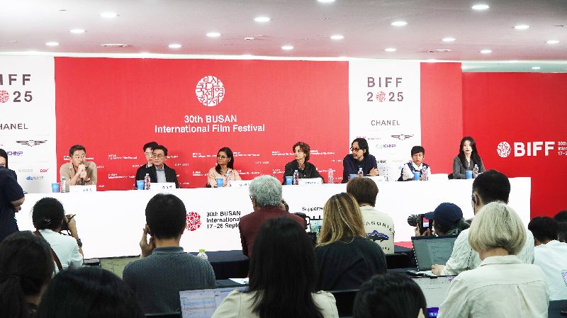 釜山影展18日舉行主競賽單元評審委員記者會,除擔任委員長的韓國導演羅泓軫(左起),還有演員梁家輝、印度導演兼演員萳蒂塔達斯、伊朗導演馬爾齊梅什基尼、韓裔美籍導演名田高梧、印尼電影製片Yulia Evina Bhar、演員韓孝周。(圖/中央社)