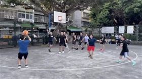 李洋（左藍衣）率運動部特訓籃球。（圖／翻攝自IG @leeyang0812）