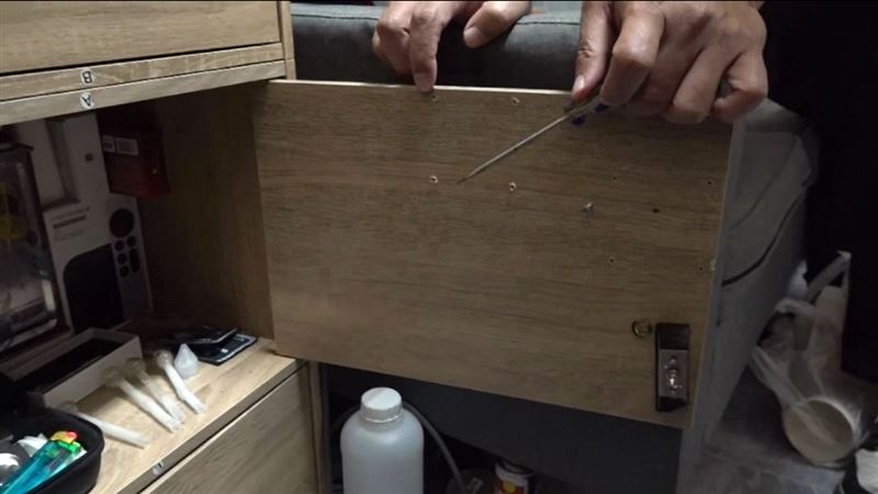 毒販在住處自製調配「黃金比例」的喪屍煙彈。(圖/翻攝畫面)