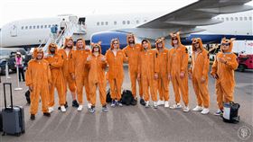 巨人菜鳥18日「變裝」搭飛機。（圖／翻攝自巨人 X）